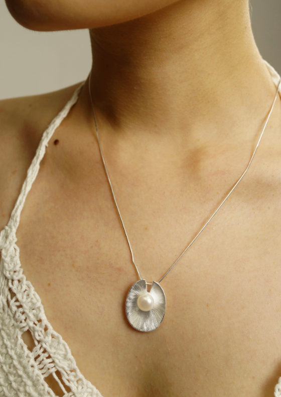 Fracture Pearl Necklace