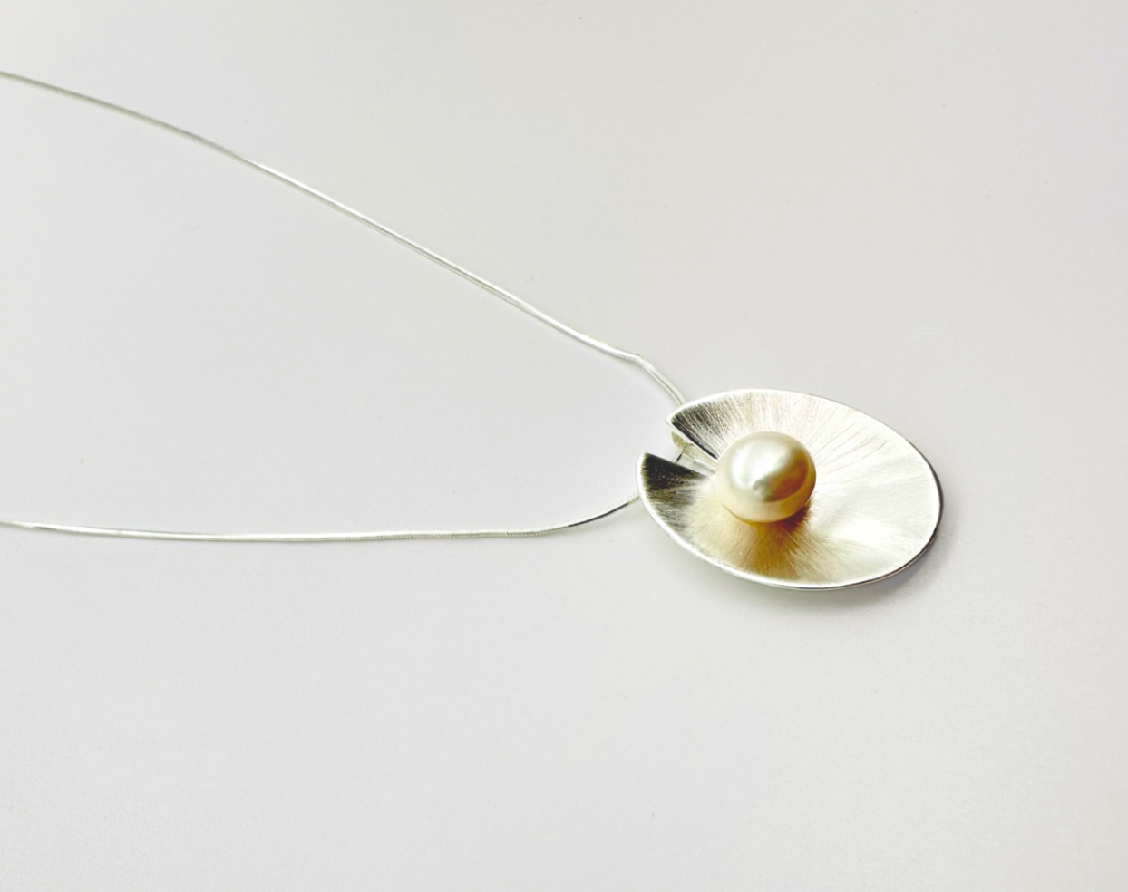 Fracture Pearl Necklace